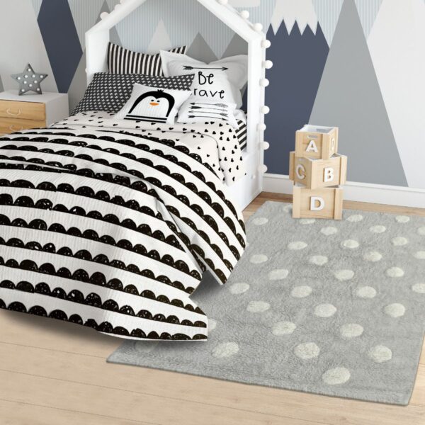 Tapis gris et blanc à pois dans une chambre enfant
