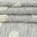 Motif à pois blancs du tapis enfant gris